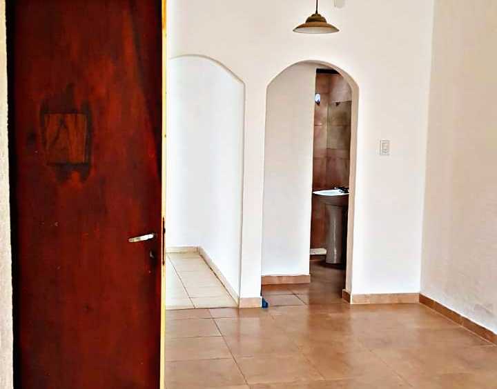 Departamento con cochera, asador y patio - Imagen 5