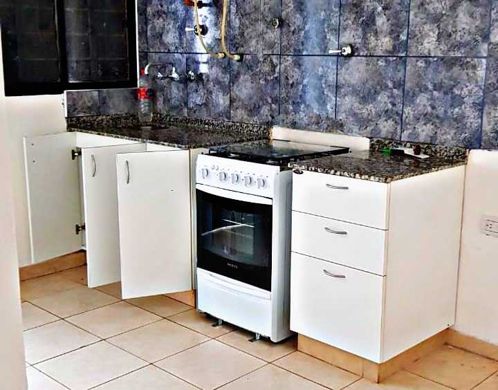 Departamento con cochera, asador y patio - Imagen 3