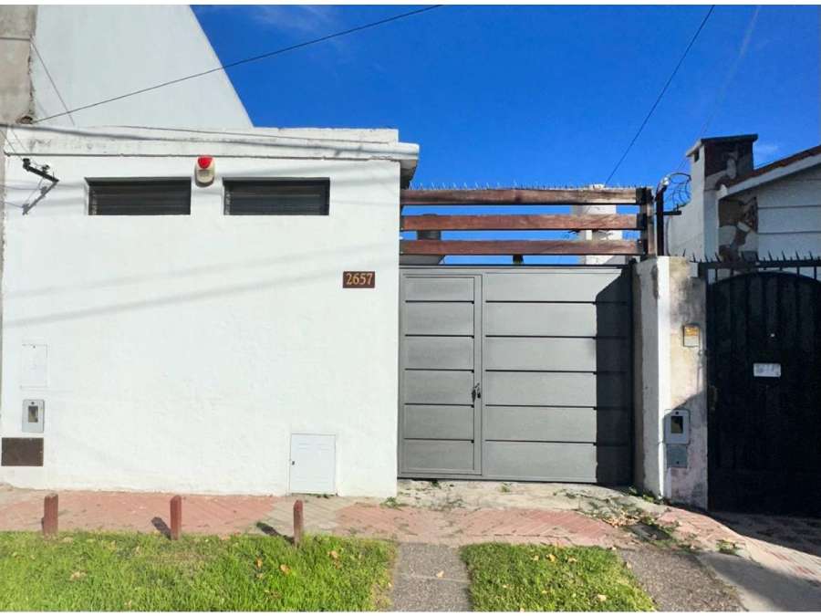 Casa en Venta en Rosario, al frente de 2 dormitorios, garage y amplio patio. Zelaya 2657. Alberdi - Imagen 2