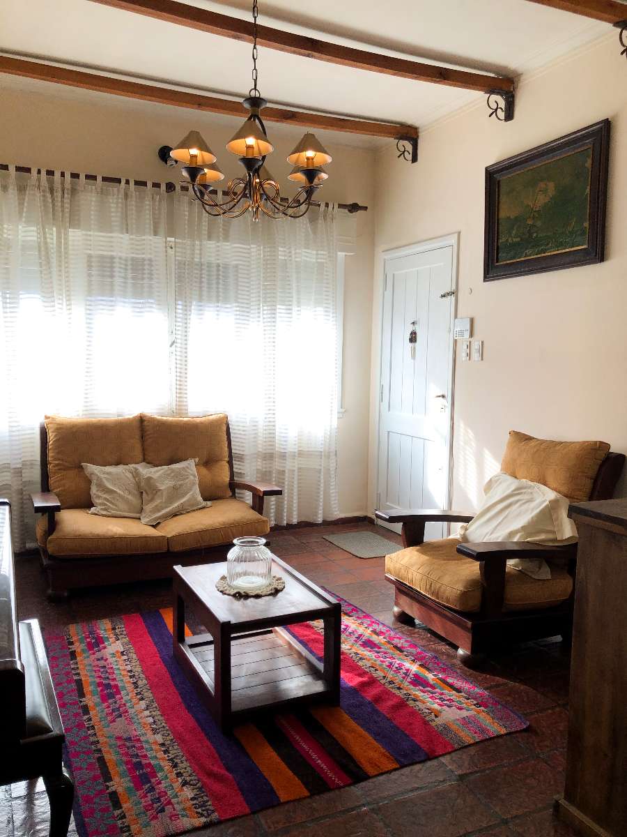 Casa Chalet Con Jardn En Venta Florencio Varela - Casa en Venta en Florencio Varela con 3 dorm., 5 amb., 161 m2 cubiertos y 577 m2 totales - imagen 2
