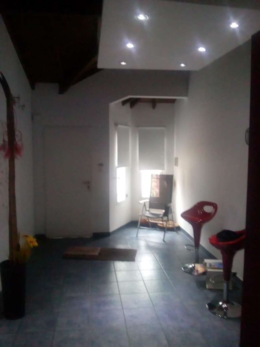 Excelente Casa en Castelar en Venta · dueño directo · 2 dorm · 2 cocheras · 150 m² de lote - Imagen 3
