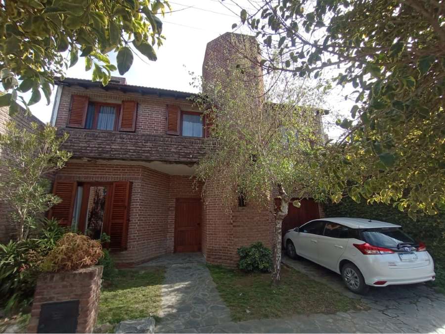 Casa disponible para la en Venta en Balcarce · dueño directo · 4 o más dorm · cochera · 250 m² de lote - Imagen 1