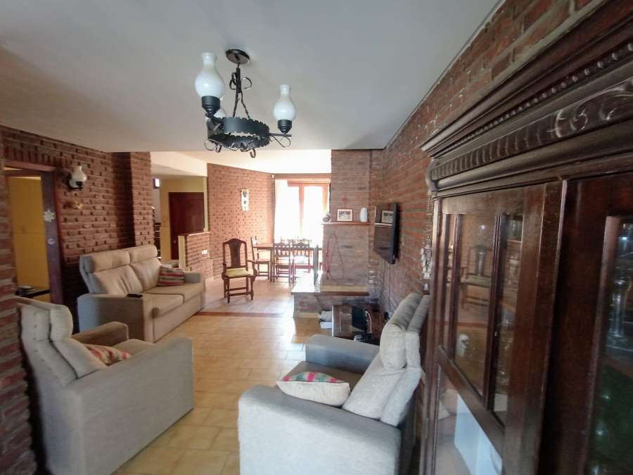 Casa disponible para la en Venta en Balcarce · dueño directo · 4 o más dorm · cochera · 250 m² de lote - Imagen 2