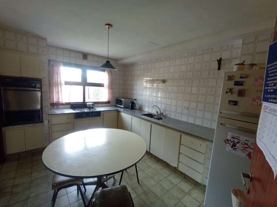 Casa disponible para la en Venta en Balcarce · dueño directo · 4 o más dorm · cochera · 250 m² de lote - Imagen 4