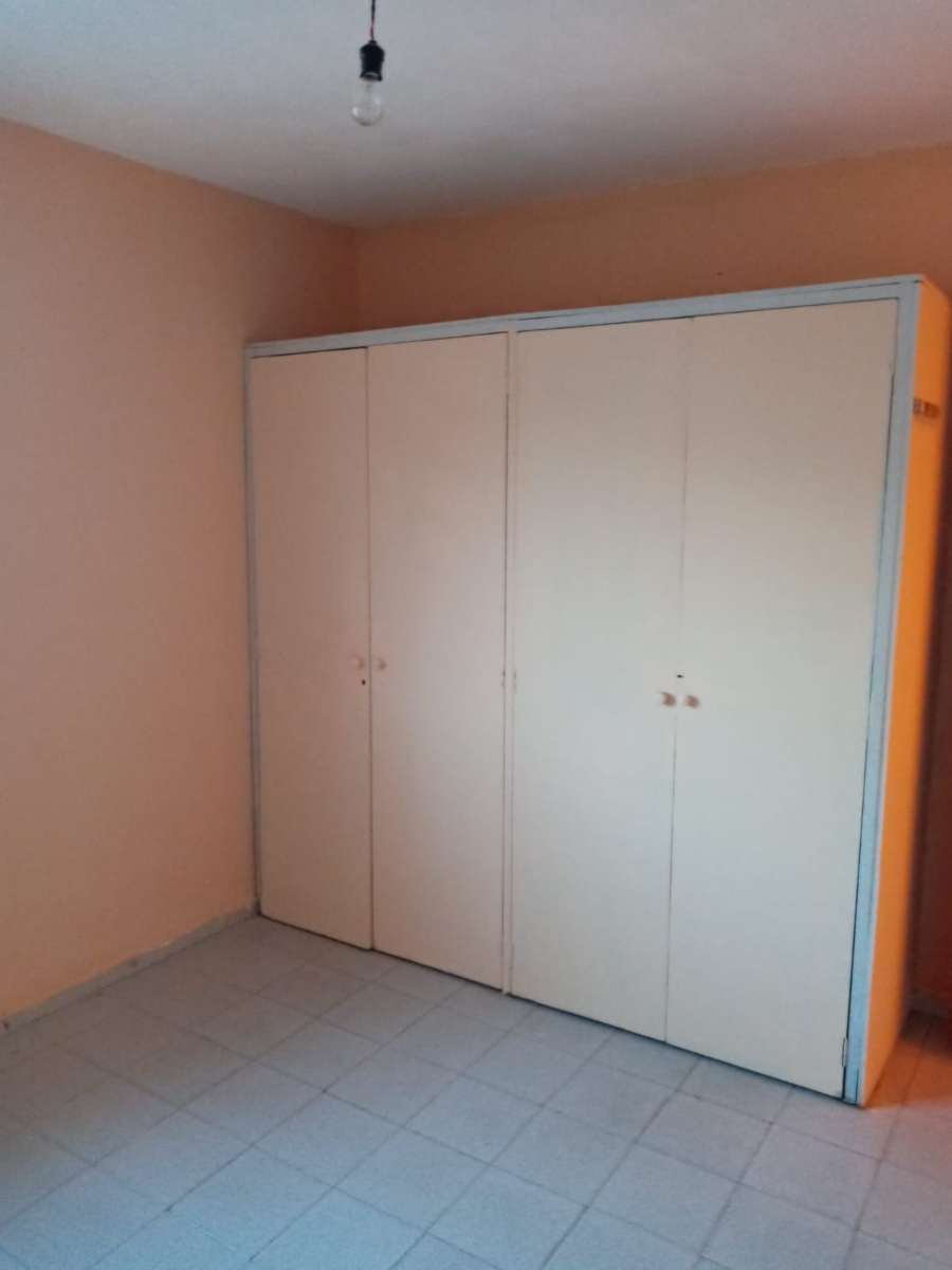 Dueño alquila casa, amplios ambientes, dos dormitorios, lugar para vehículo, patio frente - Imagen 5