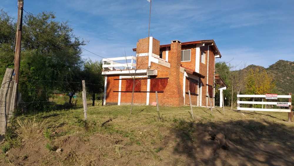 EXCELENTE CASA ENTRE MONTAÑAS - Imagen 1
