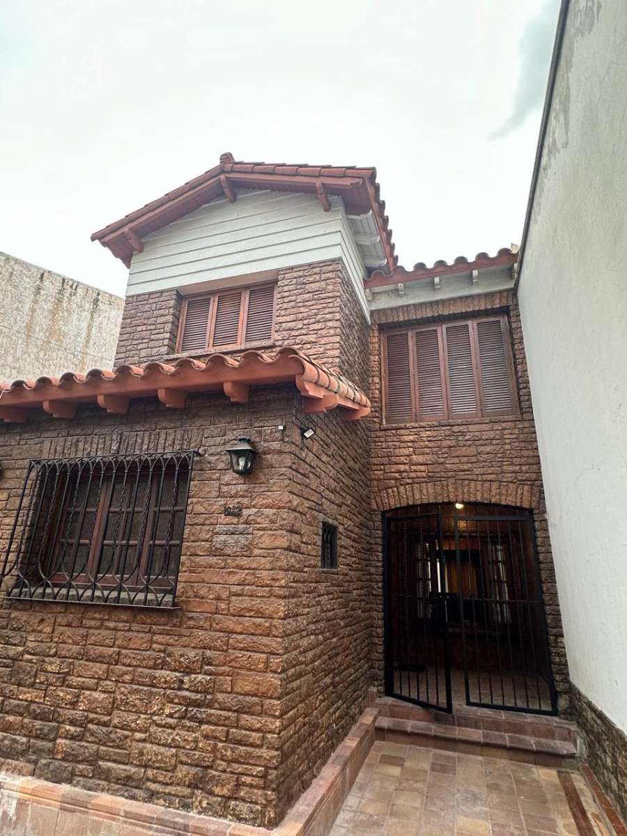 Alquiler Temporario - Casa en Temporario en Mendoza con 2 dorm., 3 amb., 209 m2 cubiertos y 270 m2 totales - imagen 9