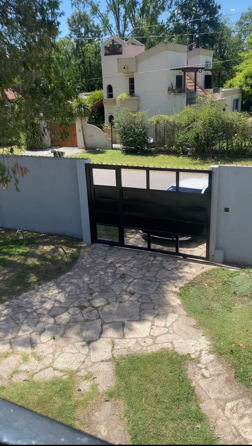 Casa única en Francisco Alvarez en Venta · dueño directo · 4 o más dorm · 5 cocheras · 1,5 ha - Imagen 3