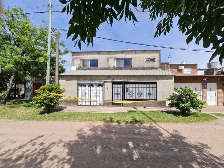 ¡Vendo! Casa Amplia de Dos Plantas, en Santo Tome - Imagen 1