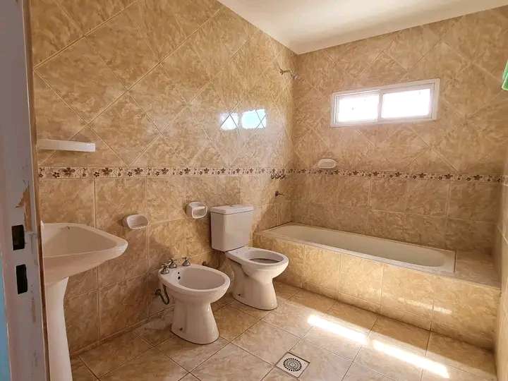 Vendo! Casa Amplia De Dos Plantas, En Santo Tome - Casa en Venta en Santo Tome con 3 dorm., 6 amb., 180 m2 cubiertos y 200 m2 totales - imagen 8