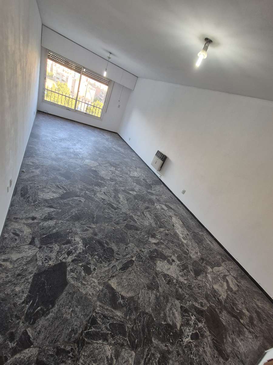 DUEÑO VENDE-Hermoso departamento a metros de Peatonal Sarmiento, pleno centro de Mendoza. - Imagen 2