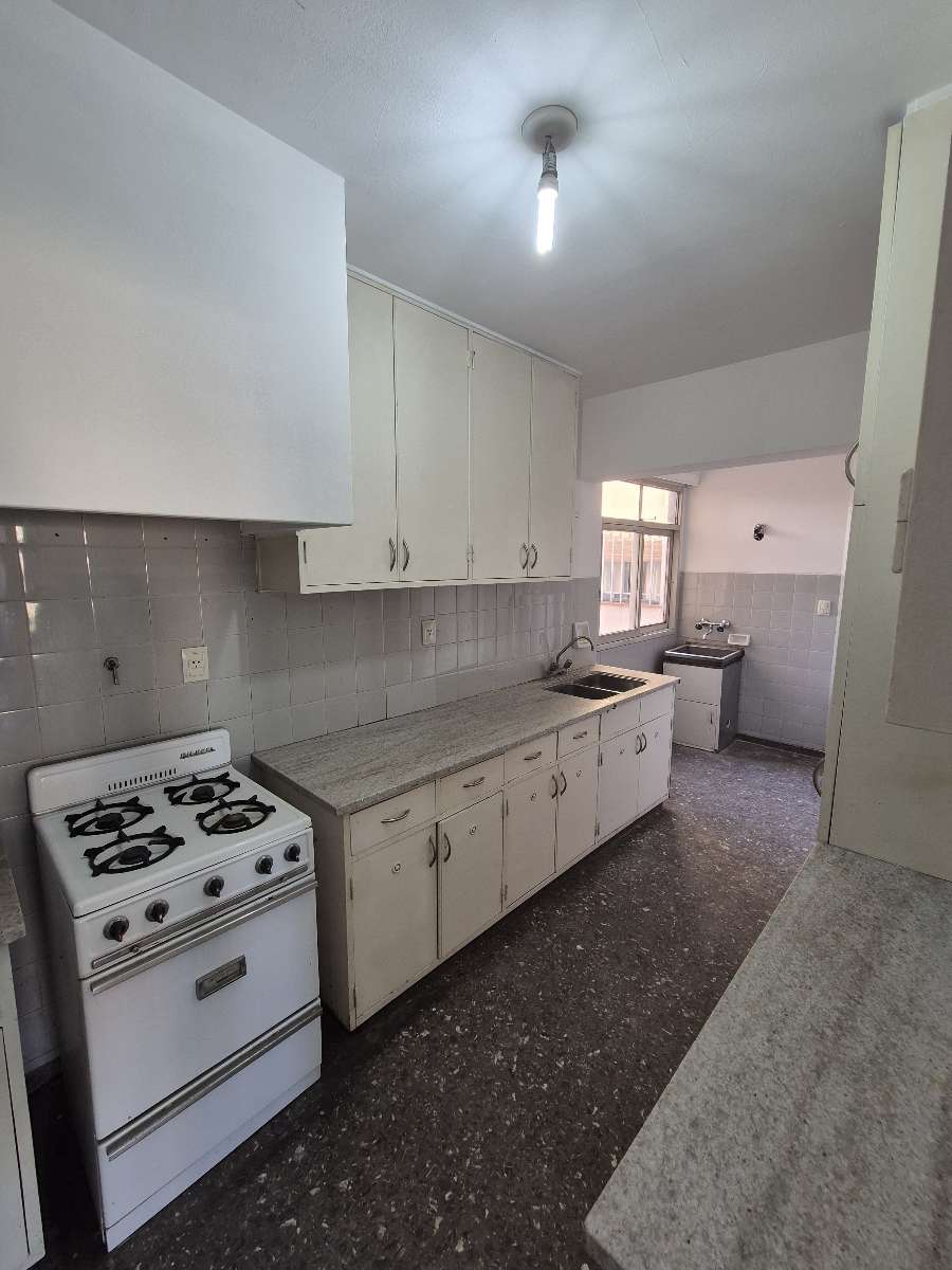 DUEÑO VENDE-Hermoso departamento a metros de Peatonal Sarmiento, pleno centro de Mendoza. - Imagen 4