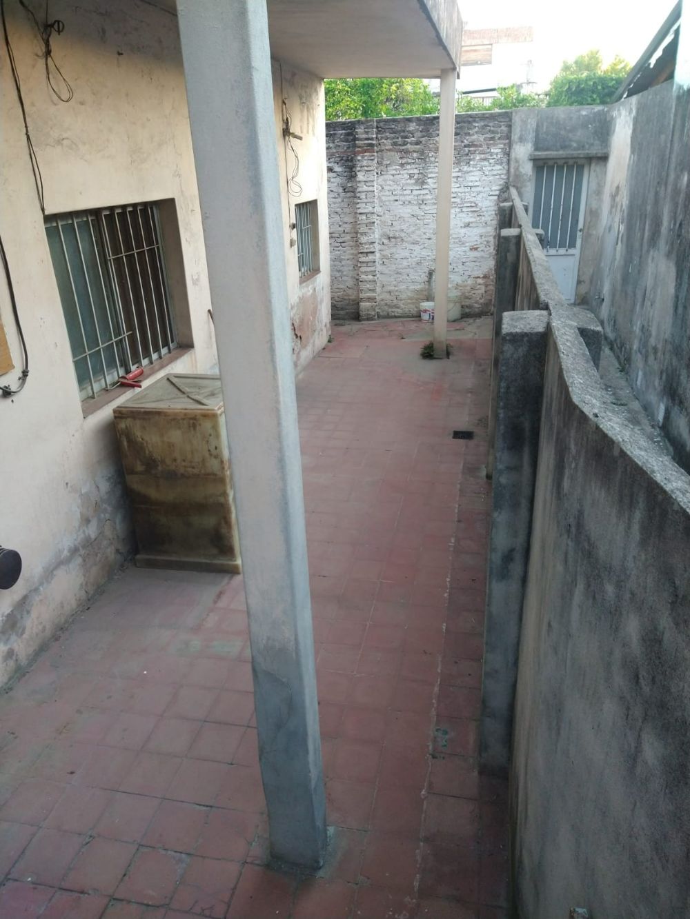 Casa De 4 Dormitorios, Arroyito. Ideal Demoler o Reciclar completa - Imagen 5
