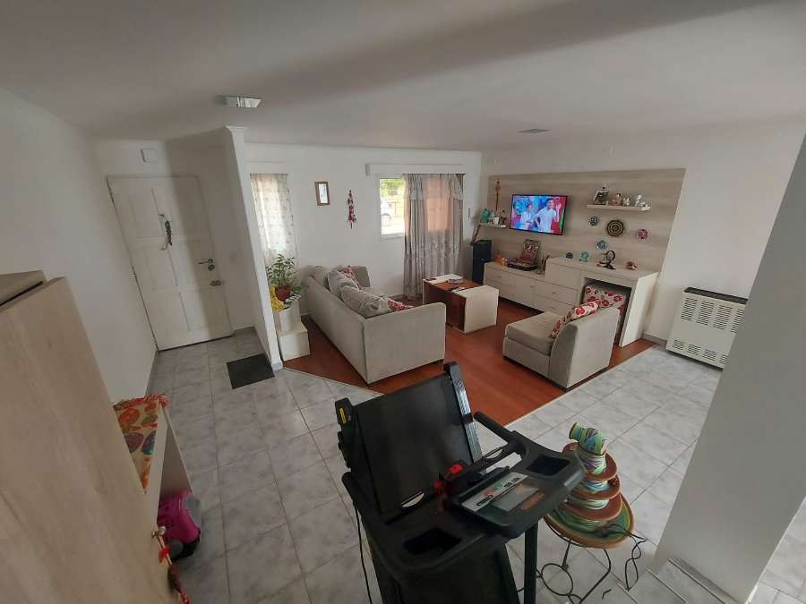 Propiedad De Dos Plantas, Con Escritura, Ubicada En Barrio Norte De La Ciudad De Plottier. - Casa en Venta en Plottier con 2 dorm., 6 amb., 92 m2 cubiertos y 100 m2 totales - imagen 12