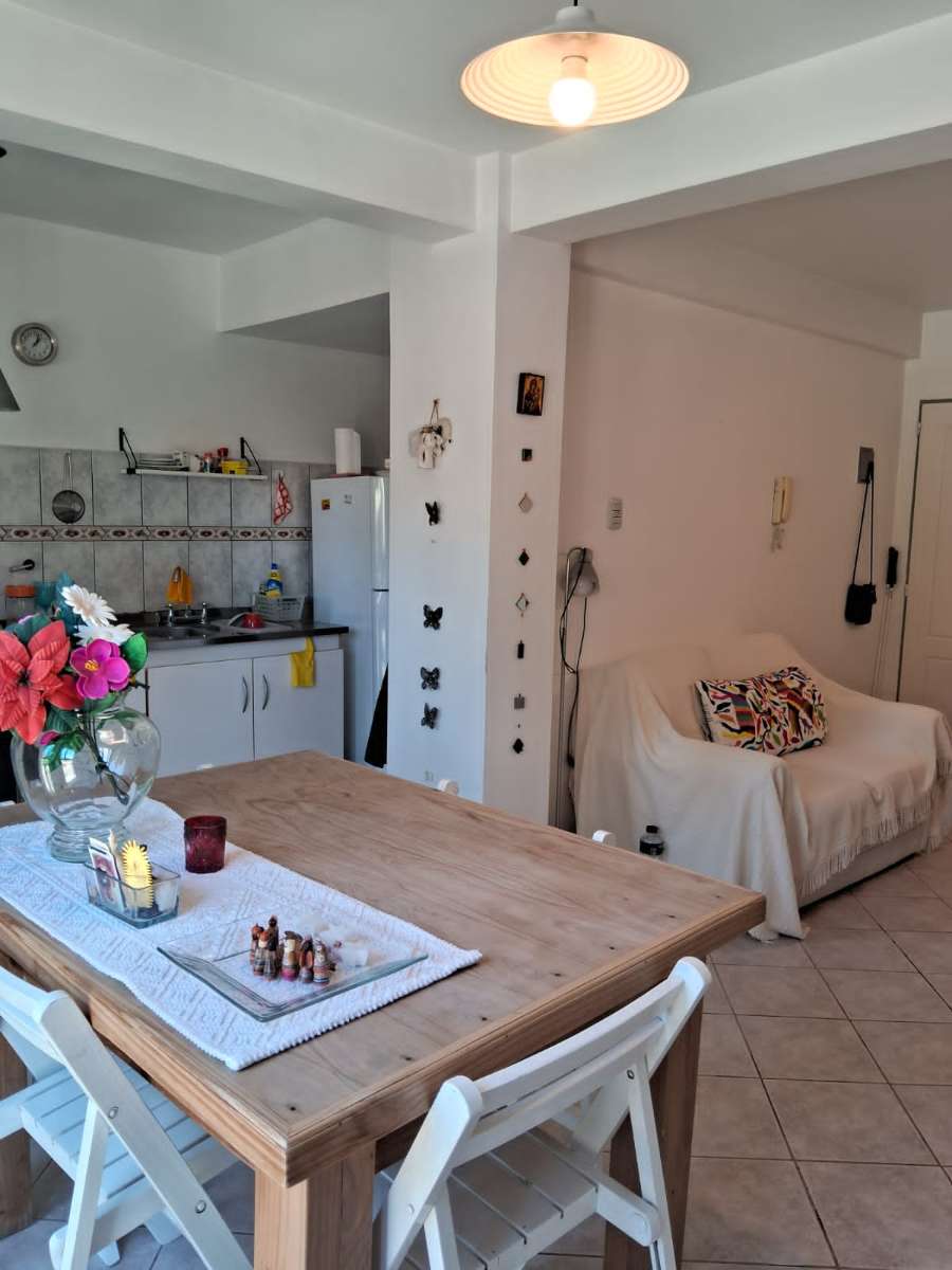 Casa disponible en Neuquén · dueño directo · 1 dorm · cochera · 45 m² de lote - Imagen 1