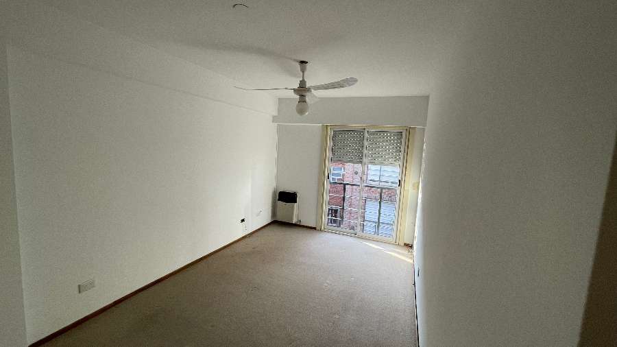 Amplio depto. de 3 ambientes con 2 baños y con cochera 69m2 - Imagen 5