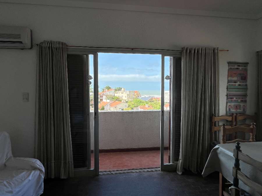VENTA Departamento de 4 ambientes con cochera, semipiso a 70 metros de la playa Villa Gesell. - Imagen 3