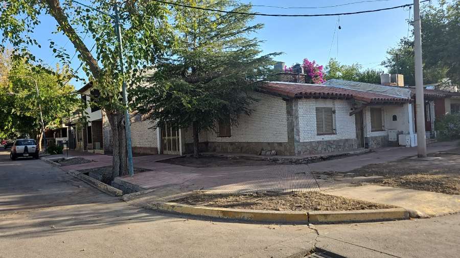 Terreno en Venta en Godoy Cruz con · 180 m² de lote · dueño directo · 2 dorm · 2 cocheras - Imagen 1