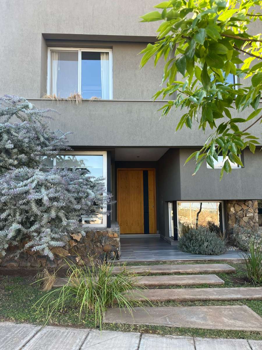 Casa en El Challao: en Venta · barrio privado · dueño directo · 3 dorm · 2 cocheras - Imagen 2