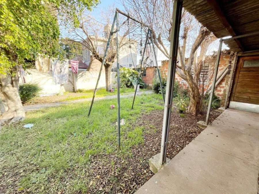 Venta De Casa 3 Ambientes Con Patio Y Cochera En Lomas De Zamora - Casa en Venta en Lomas de Zamora con 2 dorm., 3 amb., 80 m2 cubiertos y 330 m2 totales - imagen 3