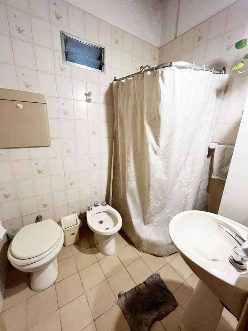 Venta De Casa 3 Ambientes Con Patio Y Cochera En Lomas De Zamora - Casa en Venta en Lomas de Zamora con 2 dorm., 3 amb., 80 m2 cubiertos y 330 m2 totales - imagen 9