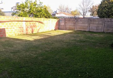 Casa en Venta en Las Flores, · dueño directo · 2 dorm · cochera · 324 m² de lote - Imagen 2