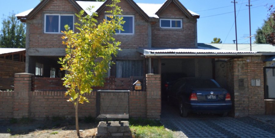 Casa en Venta en Junin de los Andes con 3 dorm., 6 amb., 240 m2 cubiertos y 375 m2 totales - imagen 1