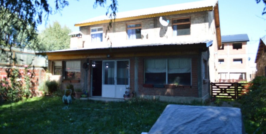 Casa en Venta en Junin de los Andes con 3 dorm., 6 amb., 240 m2 cubiertos y 375 m2 totales - imagen 2