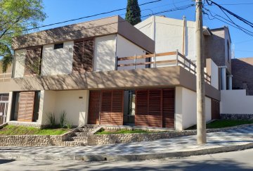 Casa en Venta en Córdoba con 3 dorm y 3 cocheras - Imagen 1