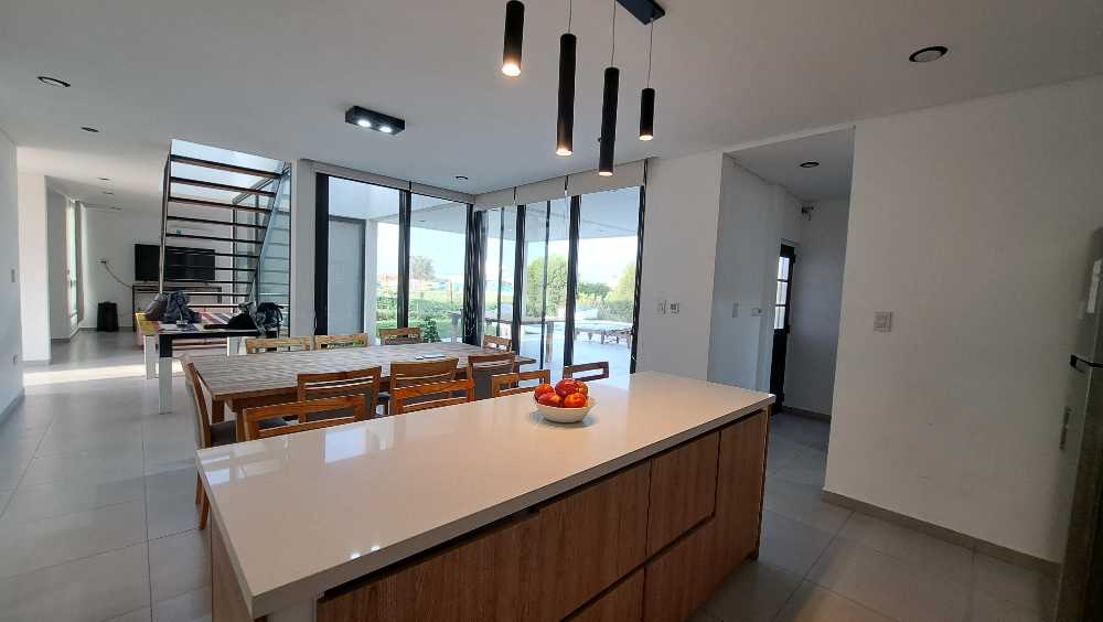 Casa Exclusiva En La Alameda - Diseo - Luminosa Y Equipada Lista Para Mudarse! - Casa en Venta en Canning con 3 dorm., 5 amb., 233 m2 cubiertos y 622 m2 totales - imagen 5