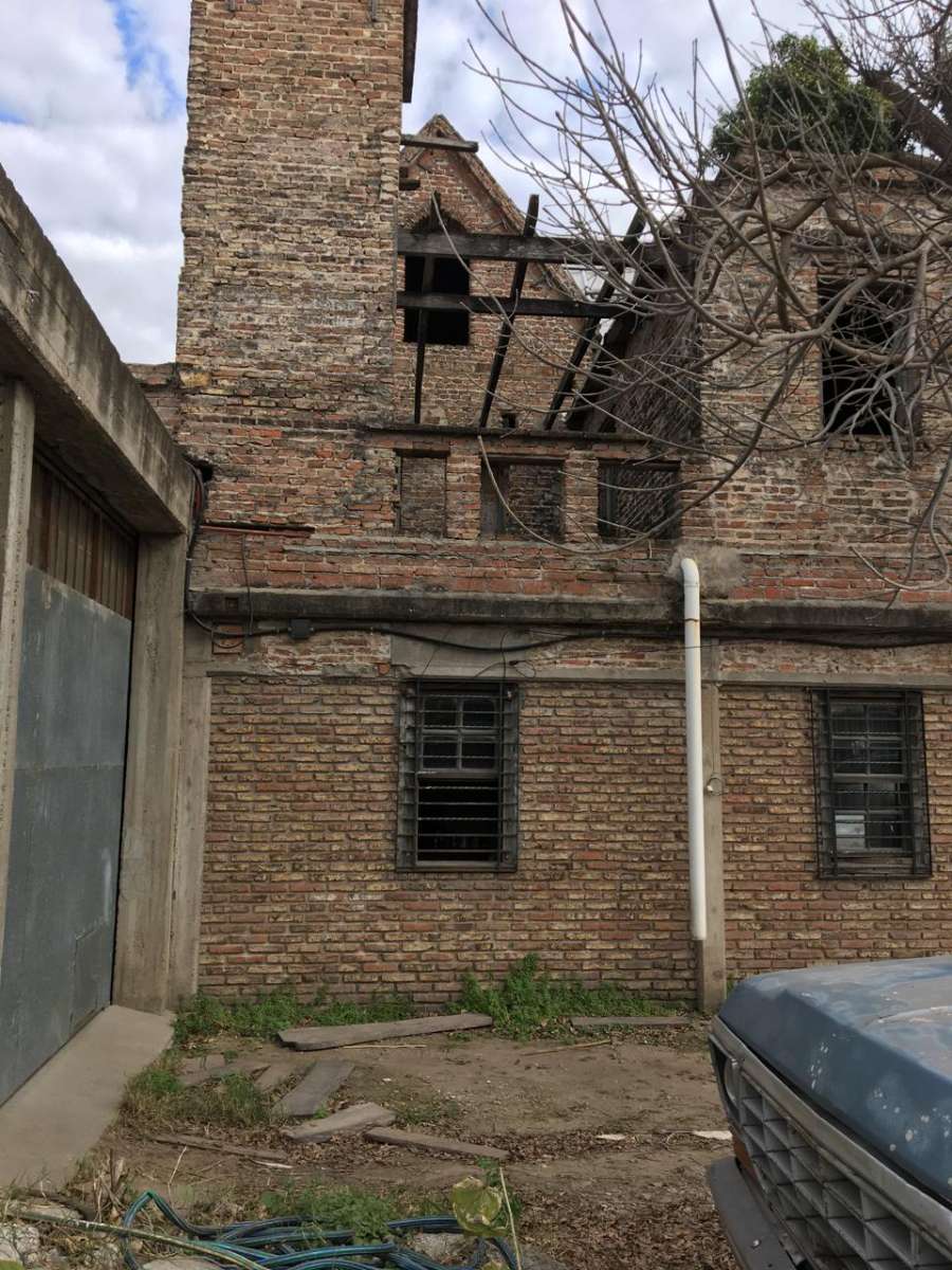 Galpón en Venta en Rosario · dueño directo · 5 cocheras · 1 m² de lote - Imagen 2