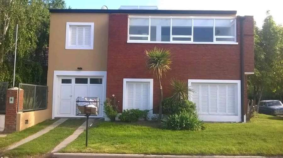 VENDO CASA EN TRADICIONAL BARRIO LOS TORDOS- Cipolletti - Imagen 1