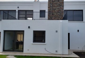Oportunidad: Casa en Venta en Rodeo del Medio · dueño directo · 4 o más dorm · 6 ambientes · 568 m² de lote - Imagen 2