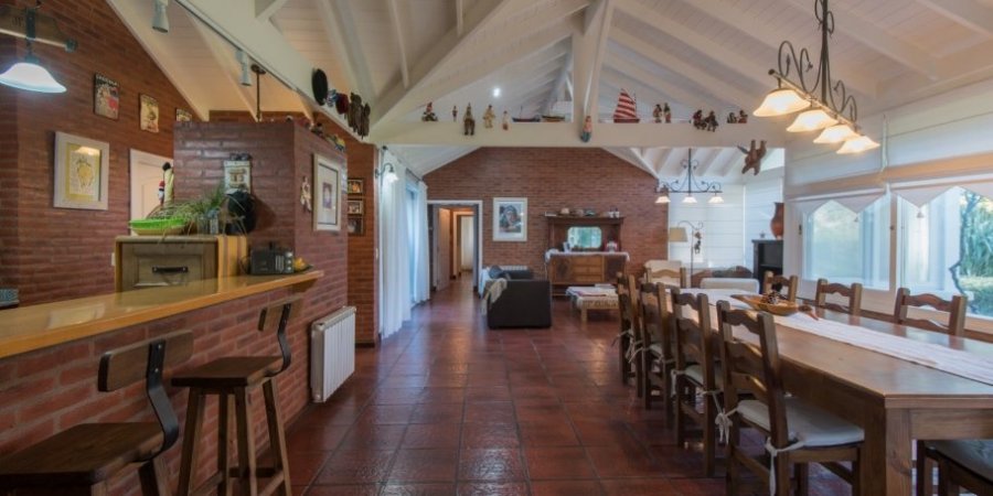 Casa en Temporario en Carilo con 4 dorm., 240 m2 cubiertos y 240 m2 totales - imagen 1