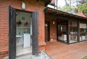 Casa en Temporario en Carilo con 4 o más dorm y 240 m² de lote - Imagen 2