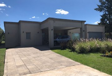 Club de Campo Casuarinas Del Pilar, Pilar