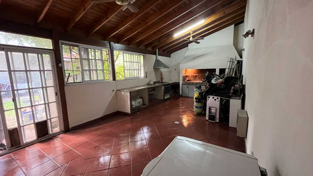 Excelente Oportunidad Para Restaurar - Casa en Venta en Villa Luzuriaga con 4 dorm., 6 amb., 280 m2 cubiertos y 220 m2 totales - imagen 14