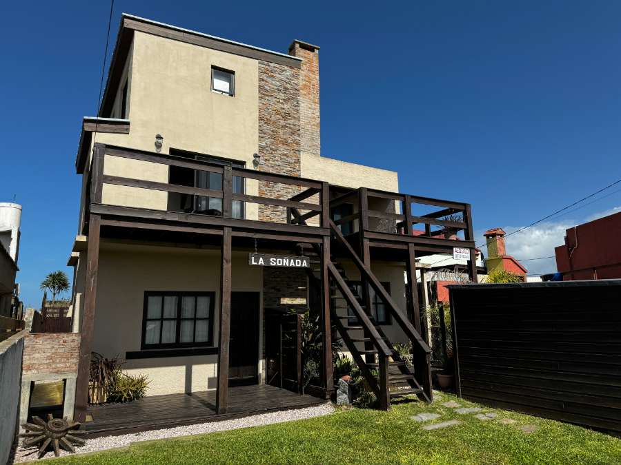Casa Con Modernos Apartamentos A Pasos Del Mar En La Paloma - Uruguay - Casa en Venta en Abasto con 4 dorm., 225 m2 cubiertos y 273 m2 totales - imagen 2