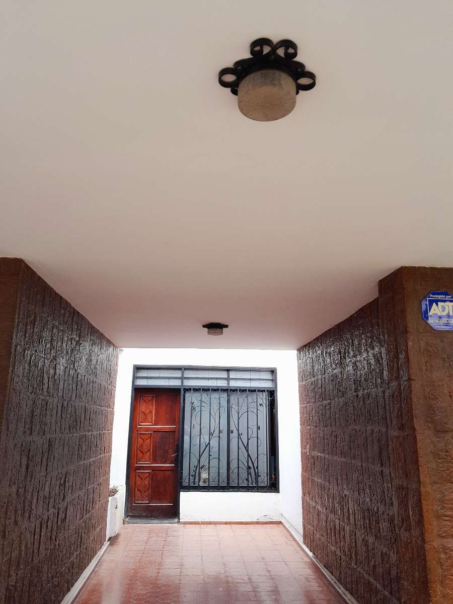 Venta De Casa En Excelente Barrio Ubicado En El Corazon De La Provincia - Casa en Venta en San Juan con 3 dorm., 6 amb., 270 m2 cubiertos y 430 m2 totales - imagen 6