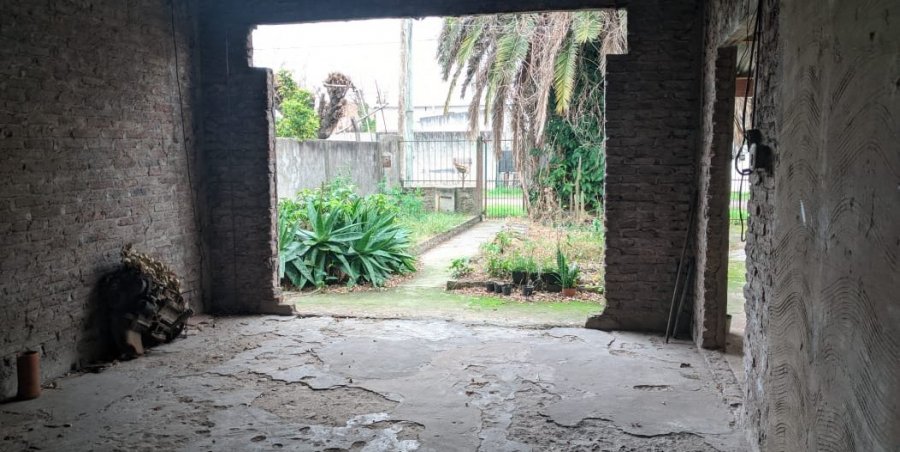 Gran Casa A Reciclar - Oportunidad Inmobiliaria! Terreno Muy Grande! - Casa en Venta en Esteban Echeverria con 3 dorm., 6 amb., 189 m2 cubiertos y 625 m2 totales - imagen 9