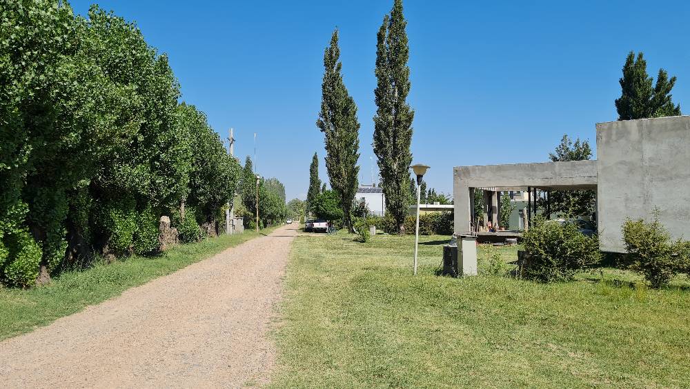 Excelente Casa en Plottier en Venta · barrio privado · dueño directo · 569 m² de lote - Imagen 2