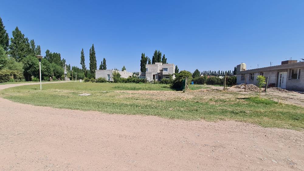 Excelente Casa en Plottier en Venta · barrio privado · dueño directo · 569 m² de lote - Imagen 3