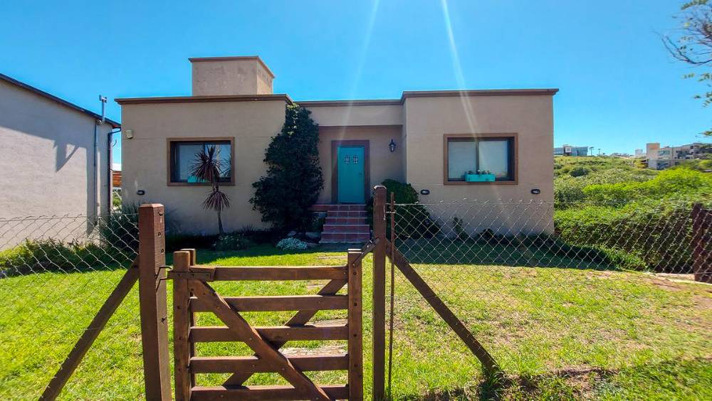 Hermosa Casa En Las Sierras - Casa en Venta en Villa Carlos Paz con 3 dorm., 6 amb., 400 m2 cubiertos y 1.200 m2 totales - imagen 2