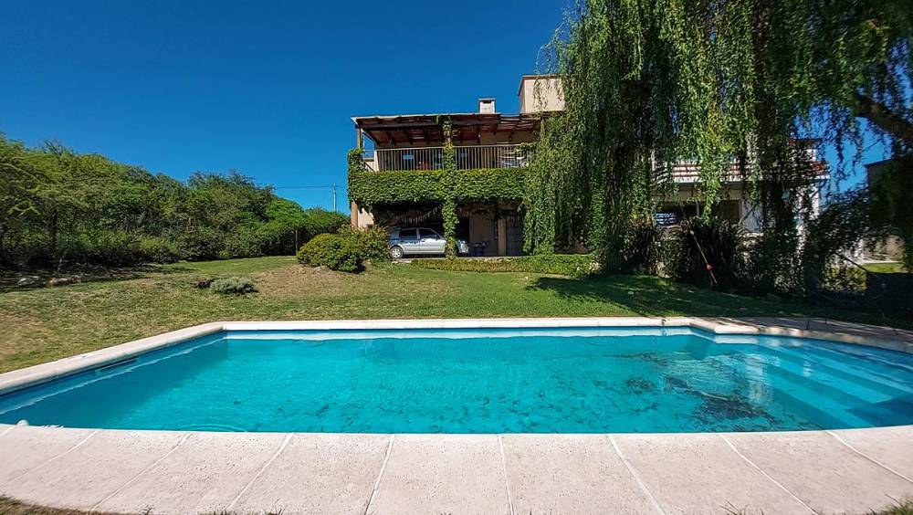 Hermosa Casa En Las Sierras - Casa en Venta en Villa Carlos Paz con 3 dorm., 6 amb., 400 m2 cubiertos y 1.200 m2 totales - imagen 3