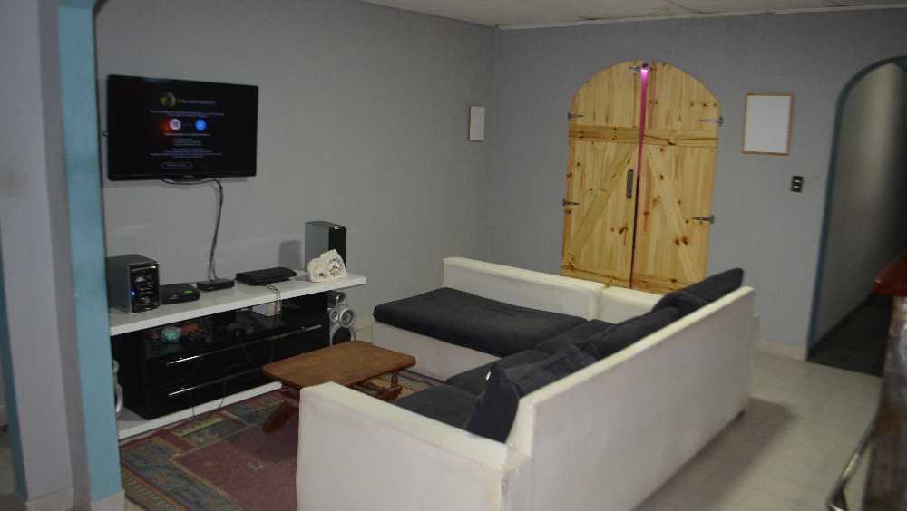 Casa disponible en Comodoro Rivadavia · dueño directo · 4 o más dorm · cochera · 237 m² de lote - Imagen 2