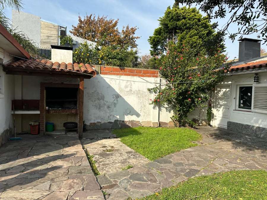 Venta Casa familiar 3 amb. c/ parque, parrilla, lavadero independ. y cochera, Quilmes - Imagen 4