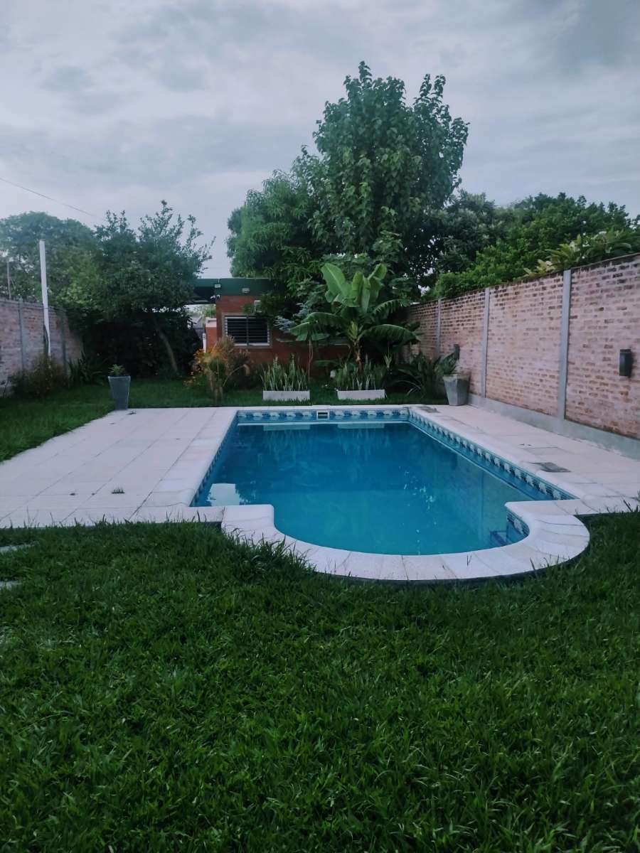 Propiedad con amplio salón + departamentos - Imagen 3