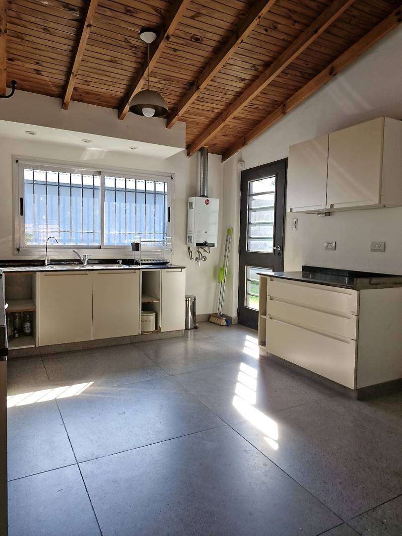 Venta De Casa 3 Ambientes En Temperley - Apto Crdito - Cochera Y Patio - Casa en Venta en Temperley con 2 dorm., 3 amb., 110 m2 cubiertos y 200 m2 totales - imagen 10