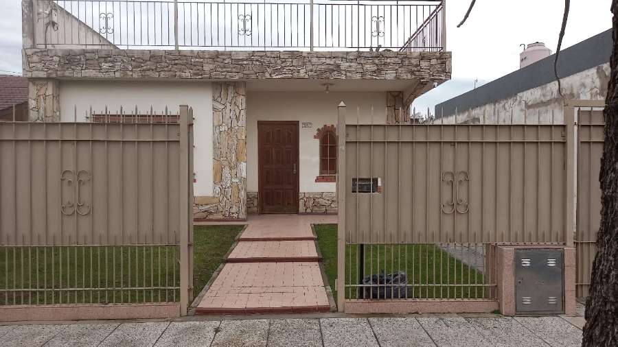Casa Con Departamento Monoambiente Atrs (2viviendas) - Casa en Venta en Hurlingham con 3 dorm., 3 amb., 155 m2 cubiertos y 250 m2 totales - imagen 12