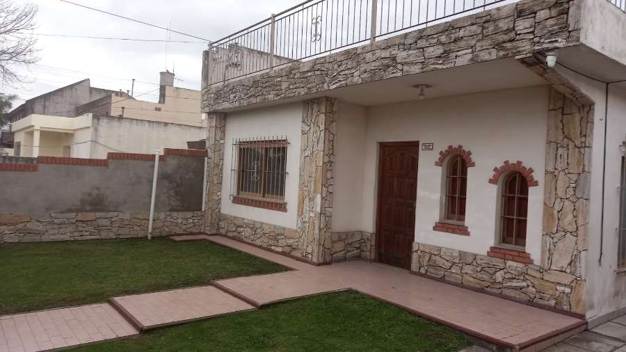 Casa Con Departamento Monoambiente Atrs (2viviendas) - Casa en Venta en Hurlingham con 3 dorm., 3 amb., 155 m2 cubiertos y 250 m2 totales - imagen 14